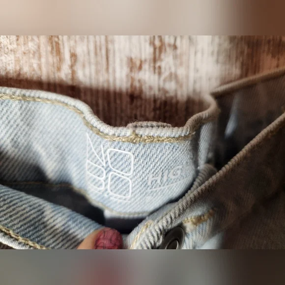 No Boundaries Light Blue Distressed Jean Shorts Juniors High Waist Mom Fit NWT - Picture 6 of 10